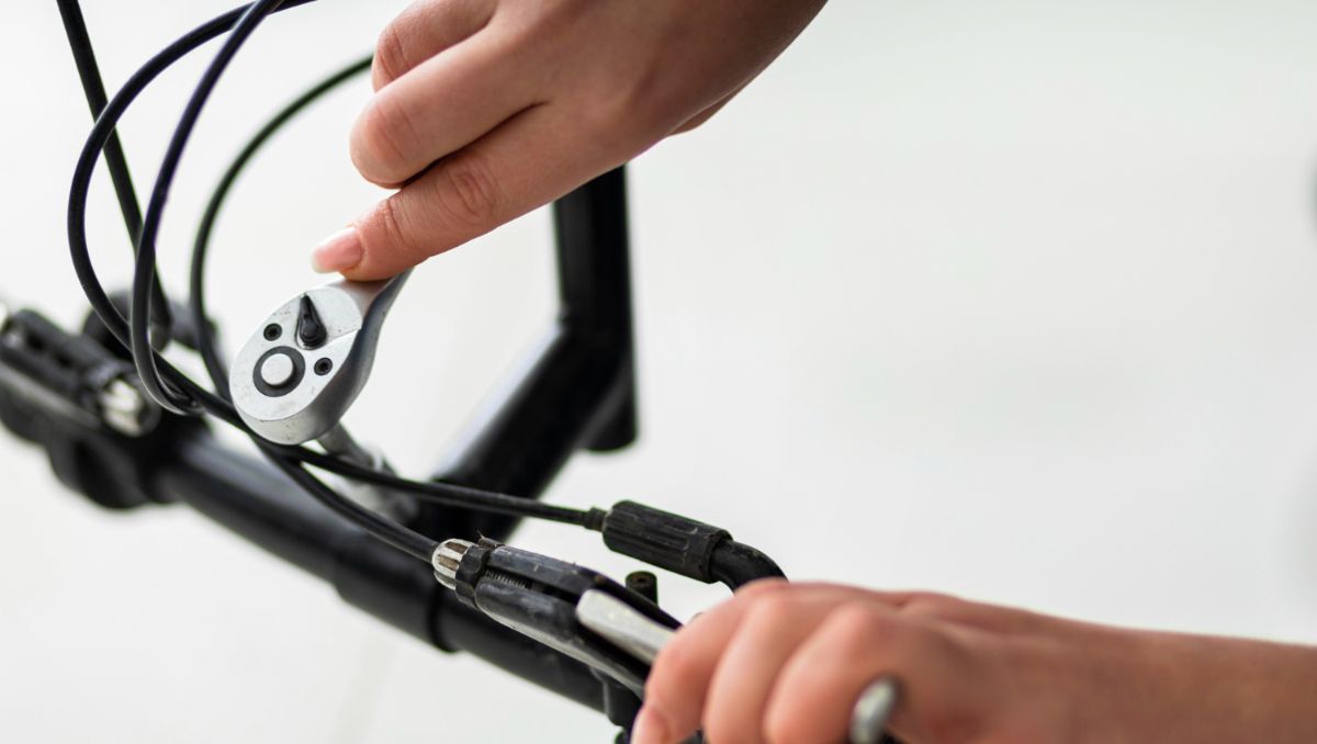 Hand adjusting ebike brake levers
