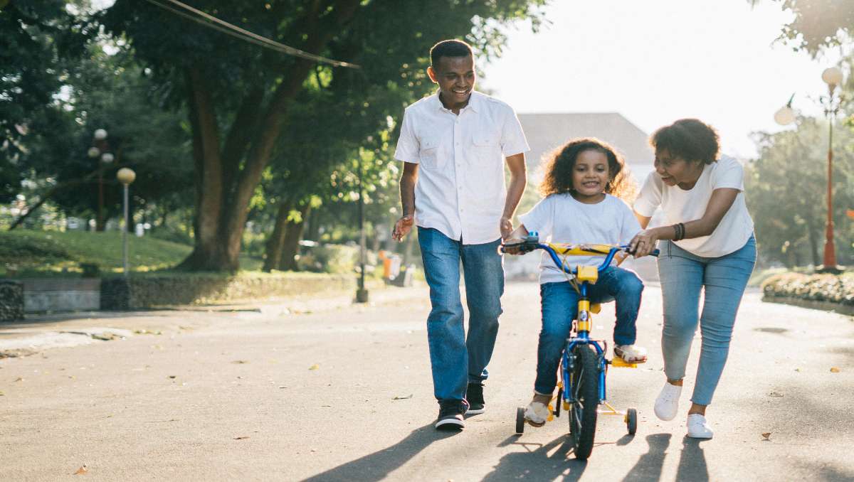 Family with kid riding e-bike - how old do you have to be to ride an electric bike
